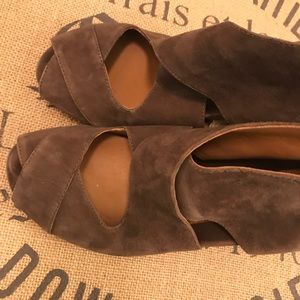 Mid heel, open toe sanders.brown suede.